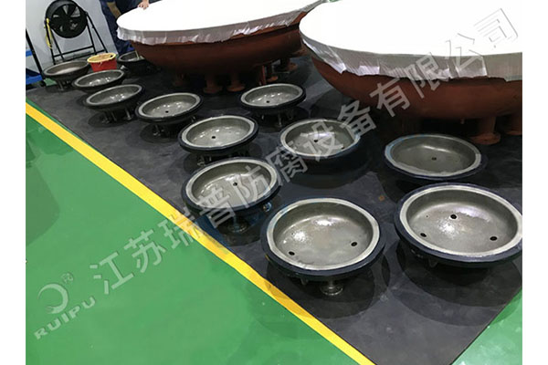 How can the design of lined anti-corrosion equipment storage tank take into account environmental protection requirements, reduce leakage risks and protect the environment?